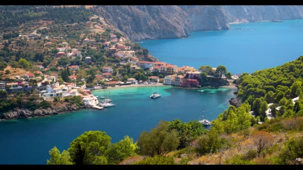 Yunanistan Cefalonia Kentindeki Assos Adasındaki Güzel Renkli Geleneksel Balıkçı Köyünün — Stok video