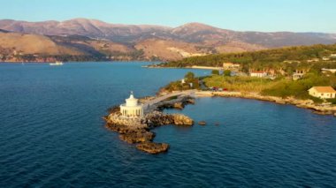 Yunanistan 'ın Lassi, Argostoli, Kefalonia adasındaki Saint Theodore Deniz Feneri' nin havadan görünüşü. Kefalonia adasındaki Saint Theodore deniz feneri, Argostoli kasabası, Yunanistan, Avrupa.