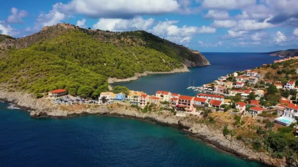 Yunanistan Cefalonia Kentindeki Assos Adasındaki Güzel Renkli Geleneksel Balıkçı Köyünün — Stok video