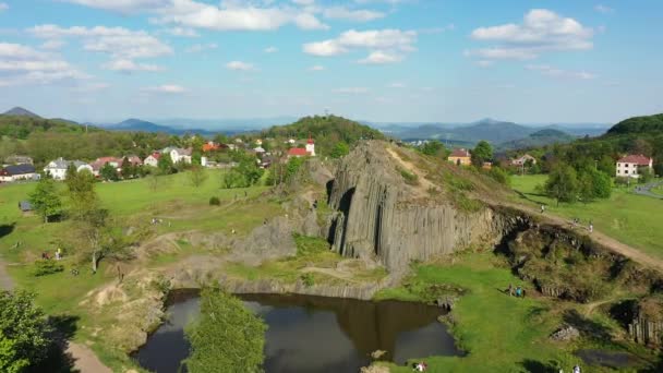 Polygonale Structuren Van Basaltzuilen Natuurmonument Panska Skala Bij Kamenicky Senov — Stockvideo