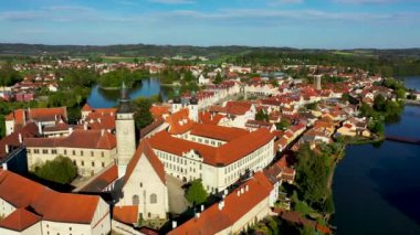 Ünlü Ana Meydanı (UNESCO Dünya Mirası Alanı) olan küçük Çek kasabası Telc 'in havadan manzarası. Eski kasaba Telc 'in hava manzarası, Güney Moravya, Çek. Çek Cumhuriyeti 'nin Telc Tarihi Merkezi.