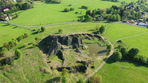 Polygonale Structuren Van Basaltzuilen Natuurmonument Panska Skala Bij Kamenicky Senov — Stockvideo