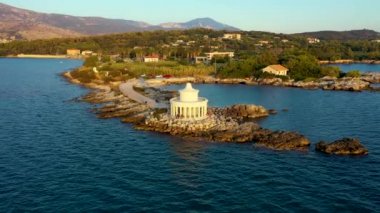 Yunanistan 'ın Lassi, Argostoli, Kefalonia adasındaki Saint Theodore Deniz Feneri' nin havadan görünüşü. Kefalonia adasındaki Saint Theodore deniz feneri, Argostoli kasabası, Yunanistan, Avrupa.