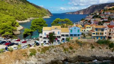 Yunanistan, Kefalonia 'daki Assos köyü. Akdeniz 'de turkuaz renkli körfez Kefalonya, Yunanistan, İyon adası, Cephalonia, Assos köyü Assos köyünde güzel renkli evleri var..