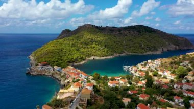 Yunanistan, Kefalonia 'daki Assos köyü. Akdeniz 'de turkuaz renkli körfez Kefalonya, Yunanistan, İyon adası, Cephalonia, Assos köyü Assos köyünde güzel renkli evleri var..