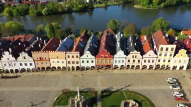Ünlü Ana Meydanı (UNESCO Dünya Mirası Alanı) olan küçük Çek kasabası Telc 'in havadan manzarası. Eski kasaba Telc 'in hava manzarası, Güney Moravya, Çek. Çek Cumhuriyeti 'nin Telc Tarihi Merkezi.