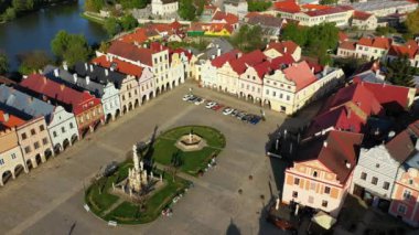 Ünlü Ana Meydanı (UNESCO Dünya Mirası Alanı) olan küçük Çek kasabası Telc 'in havadan manzarası. Eski kasaba Telc 'in hava manzarası, Güney Moravya, Çek. Çek Cumhuriyeti 'nin Telc Tarihi Merkezi.