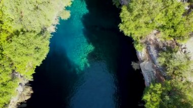 Yunanistan 'ın Kefalonia adasındaki ünlü Melissani Gölü. Yunanistan 'ın Kefalonia adasındaki Karavomylos köyündeki Melissani Mağarası' nın (Melissani Gölü) tepesinde. Melissani Mağarası yukarıdan görüldü.