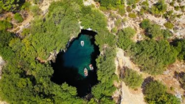 Yunanistan 'ın Kefalonia adasındaki ünlü Melissani Gölü. Yunanistan 'ın Kefalonia adasındaki Karavomylos köyündeki Melissani Mağarası' nın (Melissani Gölü) tepesinde. Melissani Mağarası yukarıdan görüldü.