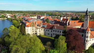 Ünlü Ana Meydanı (UNESCO Dünya Mirası Alanı) olan küçük Çek kasabası Telc 'in havadan manzarası. Eski kasaba Telc 'in hava manzarası, Güney Moravya, Çek. Çek Cumhuriyeti 'nin Telc Tarihi Merkezi.