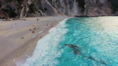 İkonik turkuaz ve safirden oluşan hava aracı videosu ve Myrtos, Kefalonia (Cephalonia) adası plajı, İyonya, Yunanistan. Myrtos Sahili, Kefalonia Adası, Yunanistan. Myrtos plajının güzel manzarası.