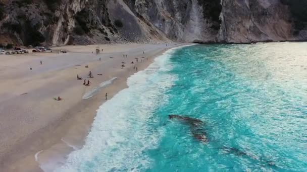 Aerial Drone Video Iconic Turquoise Sapphire Bay Beach Myrtos Kefalonia — Wideo stockowe