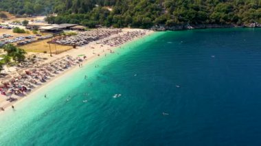 Yunanistan 'ın Kefalonia adasındaki Antisamos plajında kristal berraklığında masmavi bir su. Kefalonya adası, İyon adası, Cephalonia, Antisamos plajı, Yunanistan 'da Antisamos plajı olan güzel bir sahil.. 