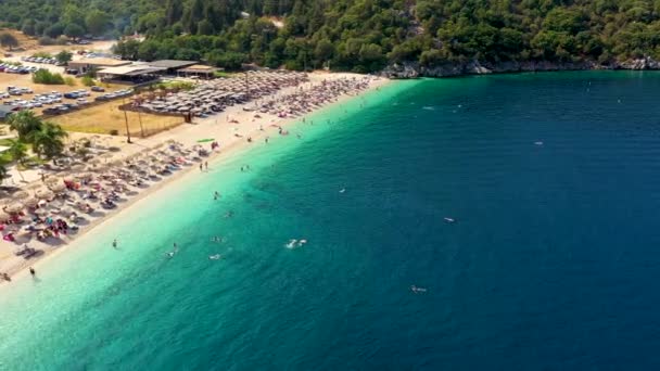 希腊Kefalonia岛上Antisamos海滩上美丽的水晶清澈蓝水 希腊安提萨莫斯岛 爱奥尼亚岛 塞法洛尼亚的美丽海湾和安提萨莫斯岛的安提萨莫斯岛 — 图库视频影像