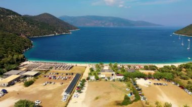 Yunanistan 'ın Kefalonia adasındaki Antisamos plajında kristal berraklığında masmavi bir su. Kefalonya adası, İyon adası, Cephalonia, Antisamos plajı, Yunanistan 'da Antisamos plajı olan güzel bir sahil.. 