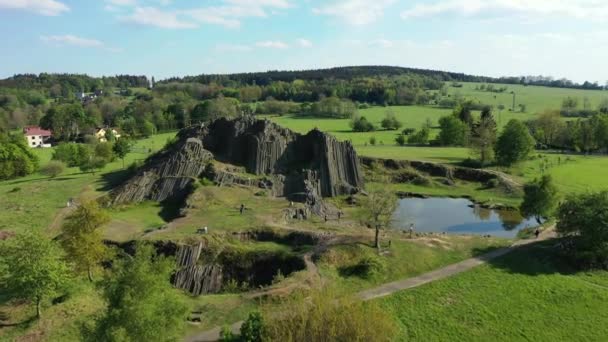 Polygonale Structuren Van Basaltzuilen Natuurmonument Panska Skala Bij Kamenicky Senov — Stockvideo