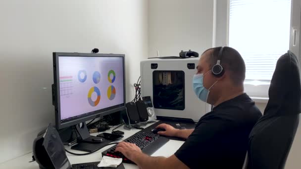 Adamı Evde Çalışırken Masasında Kulaklıkla Konuşuyor Covid Coronavirus Ofis Konsepti — Stok video