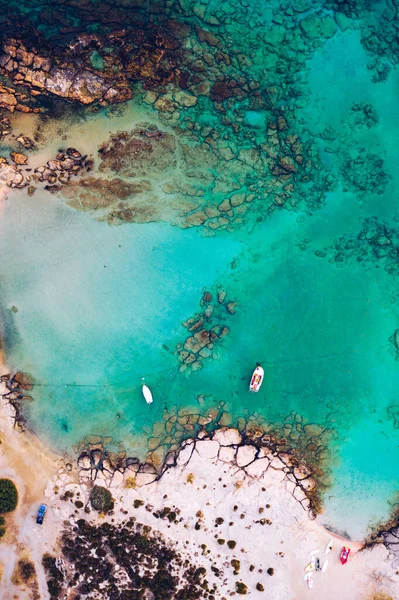 在希腊克里特岛 一架无人驾驶飞机在美丽的绿松石沙滩上拍了一张粉色沙粒的照片 地中海最佳海滩 Elafonissi海滩 克里特岛 希腊克里特岛著名的Elafonisi海滩 — 图库照片