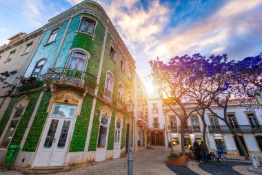 Lagos, Algarve bölge, Portekiz merkezinde eski şehir Sokak. Lagos, Algarve, Portekiz'de dar sokak. Lagos tarihi eski şehir sokakları, Algarve, Portekiz.