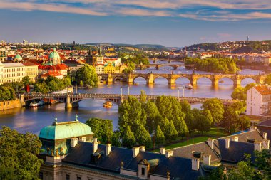Çek Cumhuriyeti Prag 'daki Vltava nehri üzerindeki Eski Şehir İskelesi mimarisi ve Charles Köprüsü manzaralı. Prag ikonu Charles Bridge (Karluv Most) ve Eski Şehir Köprüsü Kulesi, Çek Cumhuriyeti.