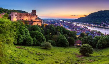 Panoramik manzaralı güzel Ortaçağ kenti Heidelberg Carl Theodor Köprüsü, Neckar Nehri, Almanya Kutsal Ruh'un kilise dahil olmak üzere