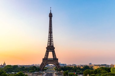 Yaz aylarında Eyfel kulesi, Paris, Fransa. Mavi gökyüzünün altındaki Eyfel kulesinin doğal panoraması. Güzel bir yaz gününde Paris, Fransa'daki Eyfel Kulesi'nin manzarası. Paris, Fransa.