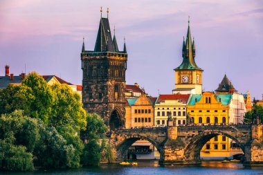 Çek Cumhuriyeti Prag 'daki Charles Köprüsü. Prag, Çek Cumhuriyeti. Charles Bridge (Karluv Most) ve Old Town Tower. Vltava Nehri ve Charles Köprüsü. Dünya seyahati, gezi ve turizm kavramı.