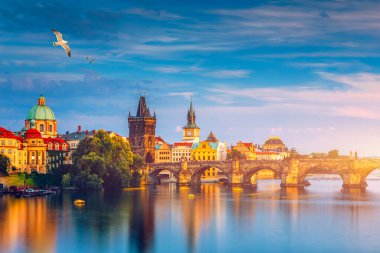 Çek Cumhuriyeti Prag 'daki Vltava nehri üzerindeki Charles Köprüsü' ne sonbahar manzarası. Sonbahar manzaralı Charles Köprüsü, Prag 'ın eski kasabası ve Vltava nehri. Çek malı. Kırmızı yapraklı Eski Şehir 'in sonbahar manzarası.