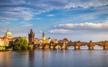 Çek Cumhuriyeti Prag 'daki Charles Briç' in ünlü ikonik görüntüsü. Dünya seyahati, gezi ve turizm kavramı.