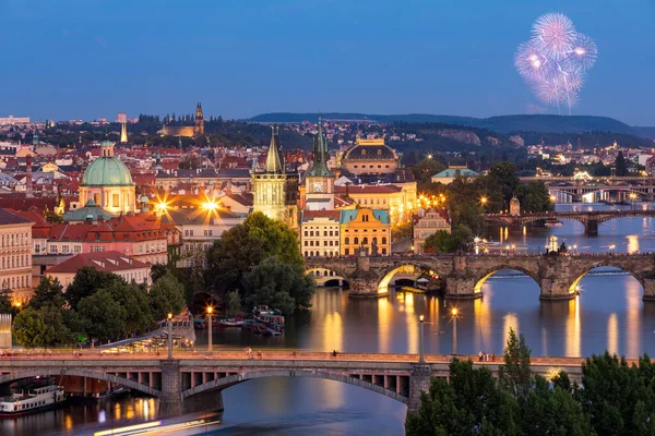 Prag Çek Cumhuriyeti Geceleri Tarihi Charles Köprüsü Vltava Nehri Ile — Stok fotoğraf