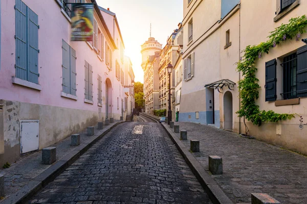 Paris 'in Montmartre bölgesinde. Paris 'in Montmartre bölgesinde dar yoldaki evler. Paris, Fransa 'da Montmartre' de rahat bir cadde manzarası var. Paris 'in mimarisi ve simgeleri. Paris 'in kartpostalı.