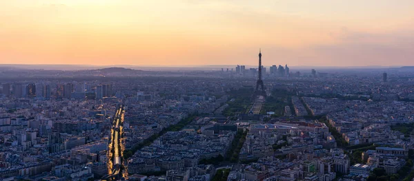 埃菲尔铁塔和国防商业区的全景航空图 日落时从空中俯瞰巴黎 巴黎天际线全景 有埃菲尔铁塔和国防大楼 法国巴黎 — 图库照片