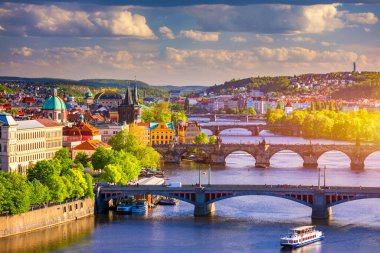 Vltava nehri manzarası ve Prag tarihi merkezi, Çek Cumhuriyeti 'nin Prag kentinin binaları ve simgeleri. Charles Köprüsü (Karluv Most) ve Küçük Kasaba Kulesi, Prag, Çek Cumhuriyeti