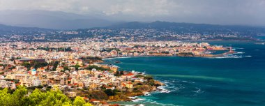 Yunanistan 'ın Girit kentindeki Hanya' nın eski Venedik Limanı 'nda fisihing Boats and Yachts. Hanya, Girit, Yunanistan. Chania, Girit 'in ikinci büyük şehri ve Chania bölgesinin başkentidir..