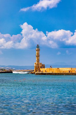 Yunanistan 'ın Girit kentindeki eski Chania limanında Venedik limanı ve deniz feneri panoraması. Yunanistan, Chania 'daki eski Venedik deniz feneri. Yunanistan 'ın Chania kentindeki eski Venedik limanının deniz feneri.