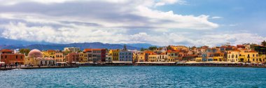 Chania 'nın eski bir limanı. Girit adasının simgeleri. Yunanistan. Chania Körfezi, güneşli yaz gününde, Girit Yunanistan. Girit, Yunanistan 'daki eski Chania limanının manzarası. Chania Limanı ya da Hania. 