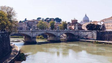 Köprü Ponte Vittorio Emanuele II ile Skyline ve Tiber Nehri üzerindeki Vatikan Şehri manzarası Roma 'da klasik mimari.