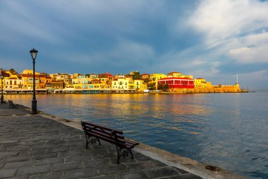 Eski Chania limanının manzarası. Girit adasının simgeleri. Yunanistan. Chania Körfezi, güneşli yaz gününde, Girit Yunanistan. Girit, Yunanistan 'daki eski Chania limanının manzarası. Chania Limanı ya da Hania. 