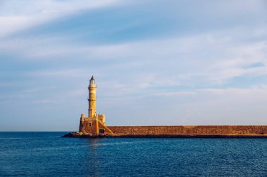 Yunanistan 'ın Girit kentindeki eski Chania limanında Venedik limanı ve deniz feneri panoraması. Yunanistan, Chania 'daki eski Venedik deniz feneri. Yunanistan 'ın Chania kentindeki eski Venedik limanının deniz feneri.