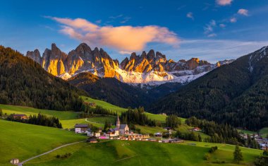 Santa Maddalena (Santa Magdalena) arka planda büyülü Dolomites dağları, Val di Funes vadisi, Trentino Alto Adige bölgesi, Güney Tyrol, İtalya, Avrupa. Santa Maddalena Köyü, İtalya. 