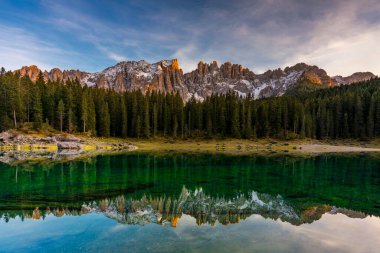 Carezza Gölü (Lago di Carezza, Karersee) ile Latemar Dağı, Bolzano ili, Güney Tyrol, İtalya. Arka planda Carezza Gölü veya Karersee ve Dolomites manzarası, Nova Levante, Bolzano, İtalya.