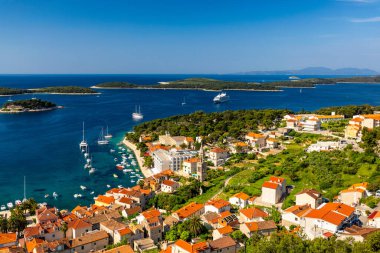 Hırvatistan 'ın Hvar kentinin önündeki muhteşem takımadalara bakın. Eski Adriyatik ada kasabası Hvar 'ın limanı. Hırvatistan 'ın popüler turistik beldesi. Hırvatistan 'ın Hvar adasındaki şaşırtıcı Hvar kenti.