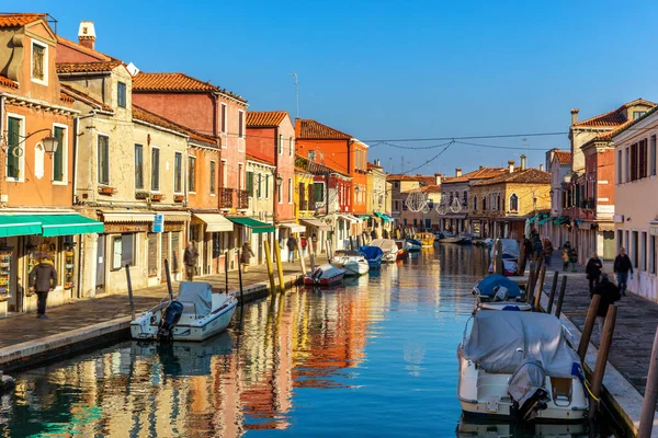 Murano cam yapımı ada, su kanalı, köprü, tekne ve geleneksel binalar. Venedik veya Venezuela, İtalya, Avrupa.