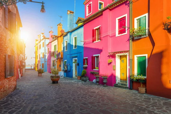 Calle Con Edificios Coloridos Isla Burano Venecia Italia Arquitectura Monumentos — Foto de Stock