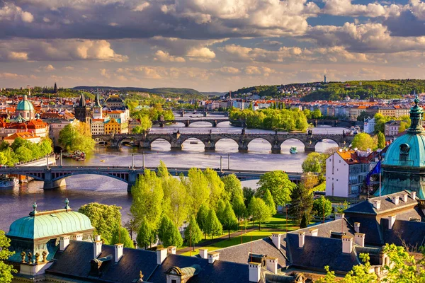 Naturskön Utsikt Över Gamla Stans Pirarkitektur Och Karlsbron Över Floden — Stockfoto