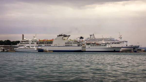 游艇停泊在港口 港口在克罗地亚斯普利特 水上交通 港口内的漂亮船只 积极的生活方式 度假理念 克罗地亚斯普利特 — 图库照片