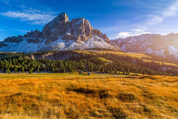 Dolomitler, İtalya 'daki Passo delle Erbe' den Peitlerkofel Dağı 'nın çarpıcı manzarası. Passo delle Erbe 'deki Sass de Putia (Peitlerkofel) manzarası, ahşap çiftlik evleri, Dolomitler, Güney Tyrol, İtalya.