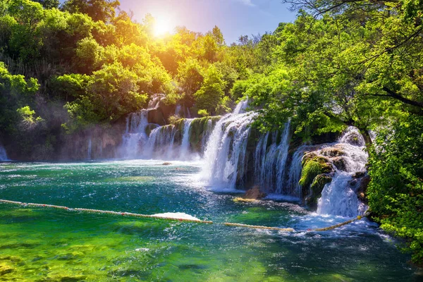 クルカ国立公園 ダルマチア クロアチア ヨーロッパの美しい Skradinski 魔法の滝 クルカ国立公園の分割します クロアチア スプリトの近くを訪問する信じられないほどの場所 — ストック写真