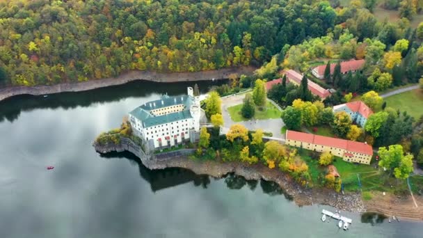 Flygfoto Slott Orlik Ovanför Orlik Reservoar Vacker Höstnatur Romantiska Kungliga — Stockvideo