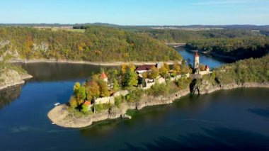 Zvikov kalesinin havadan görünüşü, Çek. Güney Bohemya Bölgesi 'nde Vltava ve Otava nehirlerinin kesiştiği yerdeki Zvikov kalesi. Çek Cumhuriyeti 'nin Bohemya' nın güneyindeki Zvikov Kalesi.